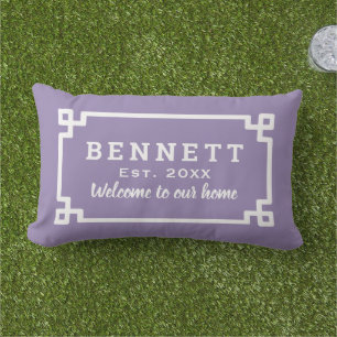 Coussin D'extérieur Bienvenue au monogramme à clé grecque violette
