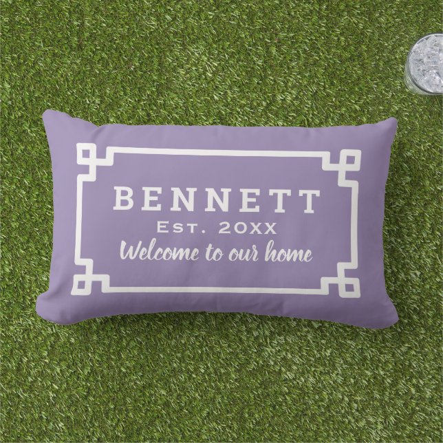 Coussin D'extérieur Bienvenue au monogramme à clé grecque violette (Herbe)