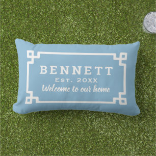 Coussin D'extérieur Bienvenue avec monogramme clé grecque bleu ciel