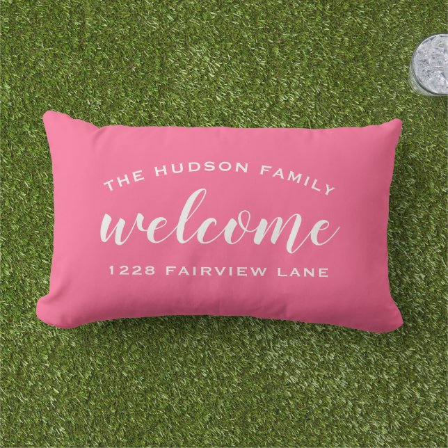 Coussin D'extérieur Bienvenue Pink Nom de famille personnalisé Adresse (Herbe)
