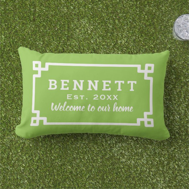 Coussin D'extérieur Bienvenue sur clé grecque vert citron monogramme (Herbe)