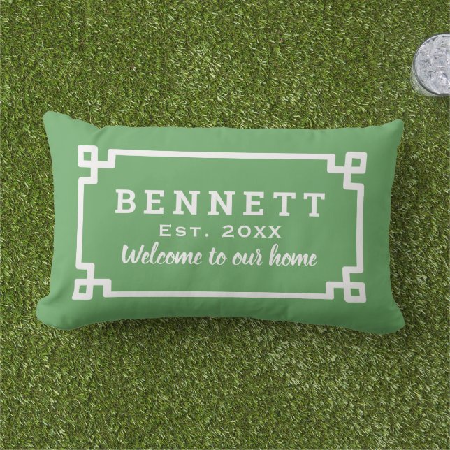 Coussin D'extérieur Bienvenue sur clé grecque verte monogramme (Herbe)