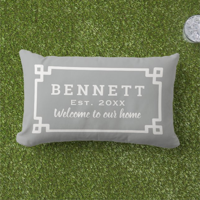 Coussin D'extérieur Clé grecque grise Monogramme Bienvenue (Herbe)
