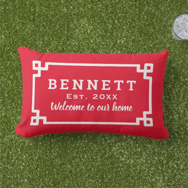 Coussin D'extérieur Clé grecque rouge monogramme Bienvenue (Herbe)
