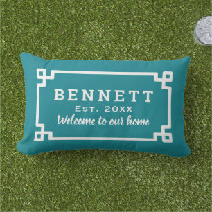 Coussin D'extérieur Clé grecque sarcelle Monogramme Bienvenue