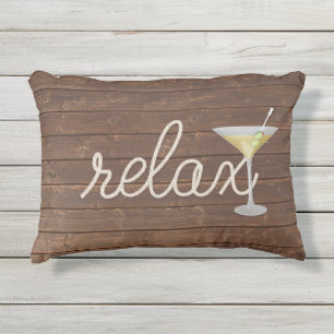 Coussin D'extérieur détendre le cordage nautique sur du bois de teck