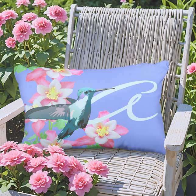 Coussin D'extérieur Fleurs de colonnette rose et colibri Monogramme bl (Hummingbird floral outdoor pillow with monogram and cheerful pink Columbine flowers on periwinkle)
