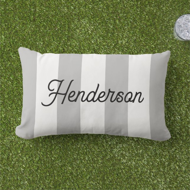 Coussin D'extérieur Gris clair et blanc rayures de cabane monogrammées (Herbe)
