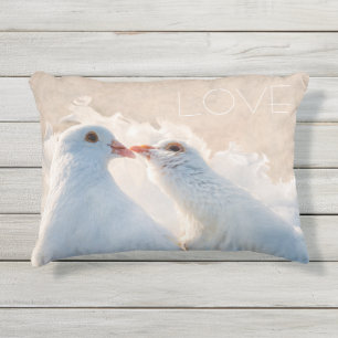 Coussin D'extérieur Kissing Doves Love personnalisable