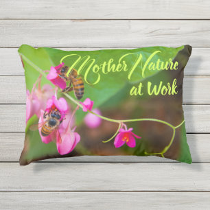 Coussin D'extérieur Les abeilles Sur Les Fleurs De Vins De Corail Phot