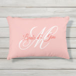 Coussin D'extérieur Monogramme Mariage rose corail<br><div class="desc">Un corail rose clair, corail foncé et blanc design avec un monogramme de couple dans un script de calligraphie sophistiqué. Vous pouvez customiser les couleurs dans ce design de typographie ou les styles de calligraphie élégants pour correspondre à votre mobilier de patio. Un cadeau mariage coussin d'accent extérieur pour les...</div>