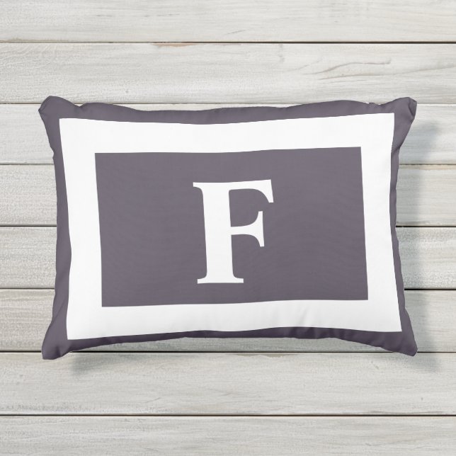 Coussin D'extérieur Monogramme violet foncé gras initial  (Devant)