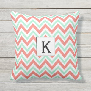 Coussin D'extérieur Motif Monogram Coral Rose et Mint Green Chevron