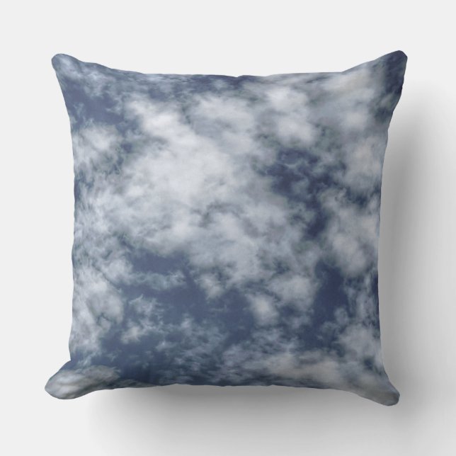 Coussin D'extérieur Nuages blancs contre le ciel bleu sur le carreau (Recto)