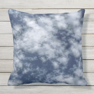 Coussin D'extérieur Nuages blancs contre le ciel bleu sur le carreau