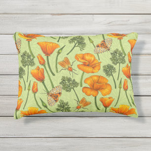 Coussin D'extérieur Pavot de Californie et papillons de nuit sur la ro
