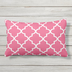Coussin D'extérieur Quatrefoil marocain moderne rose et blanc