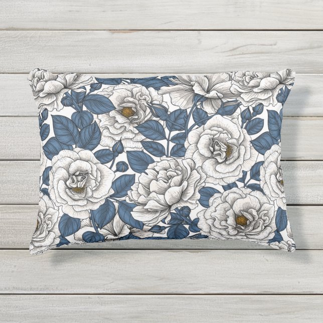 Coussin D'extérieur Roses blanches avec feuilles bleus sur blanc (Devant)