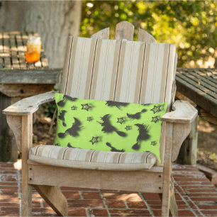 Coussin D'extérieur Sorcière volante parmi les étoiles à Halloween nui