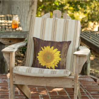 Coussin D'extérieur Tournesol sur le bois de la grange Vintage