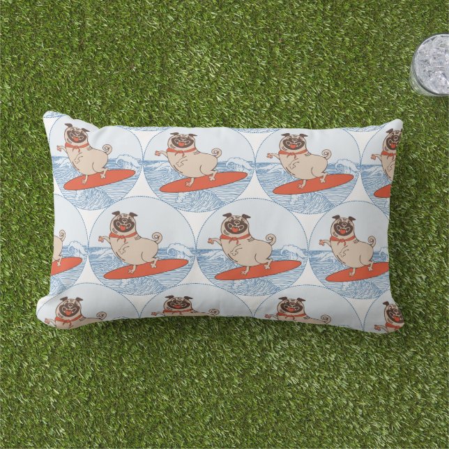 Coussin D'extérieur Vague à cheval heureux chien carlin sur la planche (Herbe)