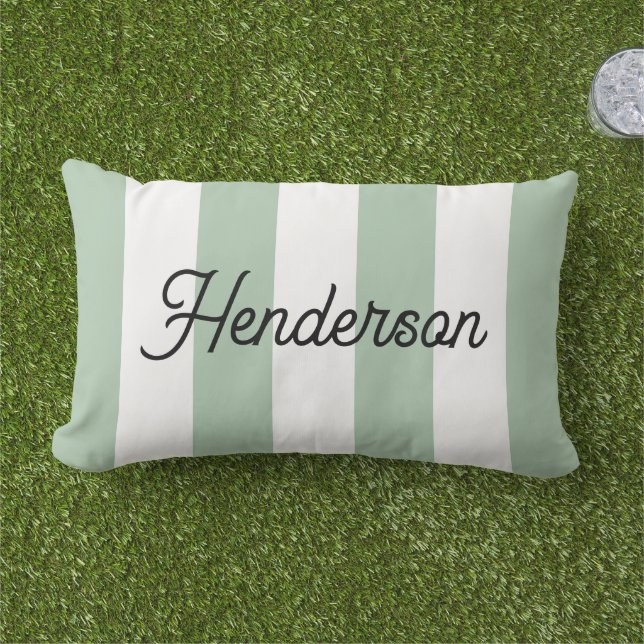 Coussin D'extérieur Vert sauge et rayures de cabane monogrammées en bl (Herbe)
