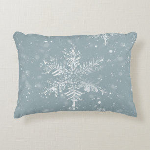 Coussin d'hiver du flocon de neige bleu pâle