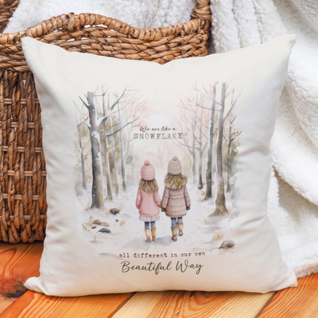 Coussin Différent Comme Snowflake Little Girls Forest (Inspirational winter woodland pillow.  )