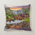 COUSSIN DILIGENCE DE WELLS FARGO<br><div class="desc">Un coucher du soleil d'or,  des cascades de montagne,  et des pins verts entourent la diligence de Wells Fargo pendant que son équipe de chevaux la précipitent à travers le lac de miroir faisant une réflexion magnifique pour une image occidentale sauvage.</div>