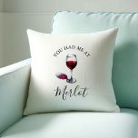 Coussin Don De L'Amoureux Du Vin Vous M'Avez Eu À Merlot<br><div class="desc">Vous cherchez des idées cadeaux pour les amateurs de vin avec une touche tendance? Cet oreiller "You Had Me at Merlot" pour chaise est un must pour tous les amateurs de vin rouge. Doté d'un jeu de mots plein d'esprit et d'une illustration élégante d'un verre de vin, il allie humour...</div>