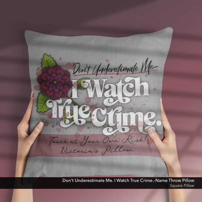 Coussin Don't Underestimate Me. I Watch True Crime.–Name (Don't Underestimate Me. I Watch True Crime.–Throw Pillow Customized with Your Name.)