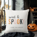 Coussin Doux Et Éffrayant Coloré | Bonne Halloween<br><div class="desc">Doux Et Éffrayant Coloré | Bonne Halloween</div>
