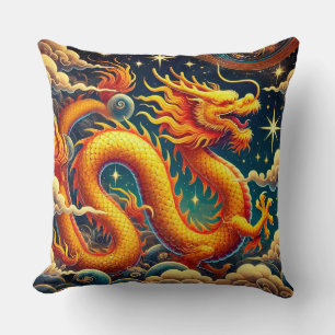 Coussin Dragon doré s'élevant parmi des nuages enchanteurs