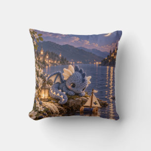 Coussin Dragon en tricot bleu myrtille sur lac au clair de