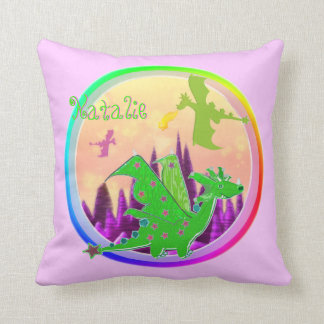Coussin Dragon mignon avec Natalie nommé personnalisable