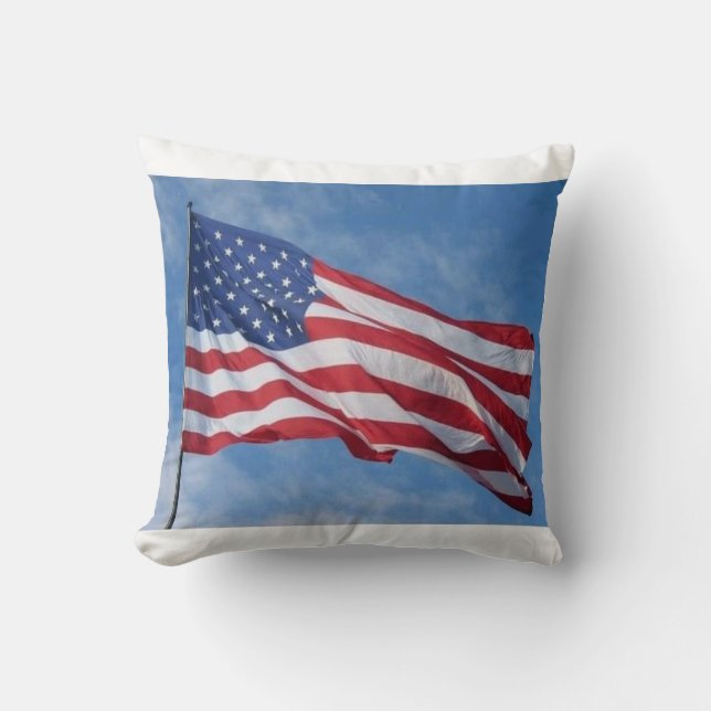 Coussin Drapeau américain flottant sur un ciel bleu (Recto)
