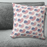 Coussin Drapeau américain Rouge Bleu Patriotique<br><div class="desc">Drapeau américain patriotique mignon Motif de coeur rustique Jeter l'oreiller! Un motif aux coeurs de drapeau américain rustiques ou déprimés pour créer une image amusante en rouge, blanc et bleu ! Parfait pour 4 juillet, le Memorial Day, le Veteran's Day et plus ! Ou si vous voulez juste montrer votre...</div>