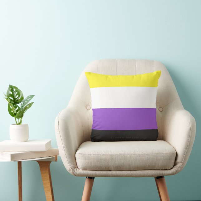 Coussin Drapeau de fierté non binaire de SlipperyJoe's jau (Chaise)