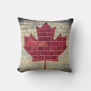 Coussin Drapeau vintage du Canada sur un mur en brique