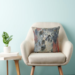 Coussin Drapeaux sur la 57e Rue par Frederick Childe Hassa