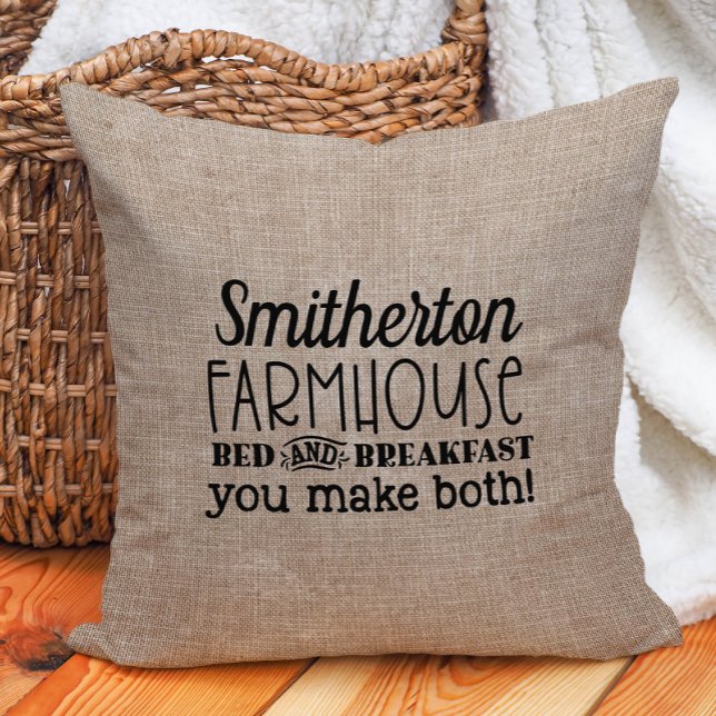 Coussin Drôle de toile de jute rustique lit de ferme perso (Family name "Farmhouse bed and breakfast" funny country decorator pillow)