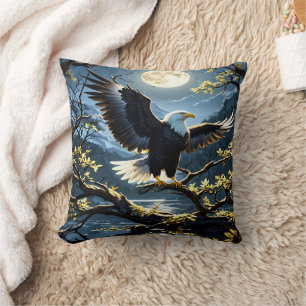 Coussin Eagle étend des ailes sur la branche sous ciel noc
