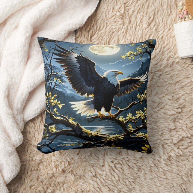 Coussin Eagle étend des ailes sur la branche sous ciel noc (Couverture)
