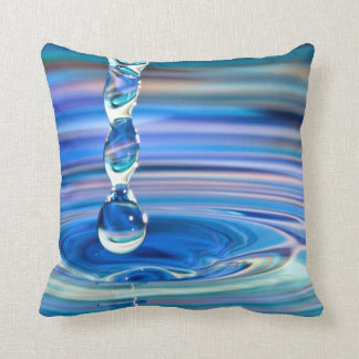 Coussin Écoulement clair de baisses de l'eau bleue