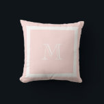 Coussin Écouteur à lancer rose pâle<br><div class="desc">Un monogramme traditionnel avec couleur et bordure arrière - plan modifiables</div>