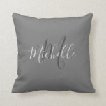 Coussin Écriture moderne de monogramme gris foncé<br><div class="desc">Script de monogramme gris foncé moderne Throw PillowVous pouvez facilement changer le nom et le monogramme pour le personnaliser.</div>