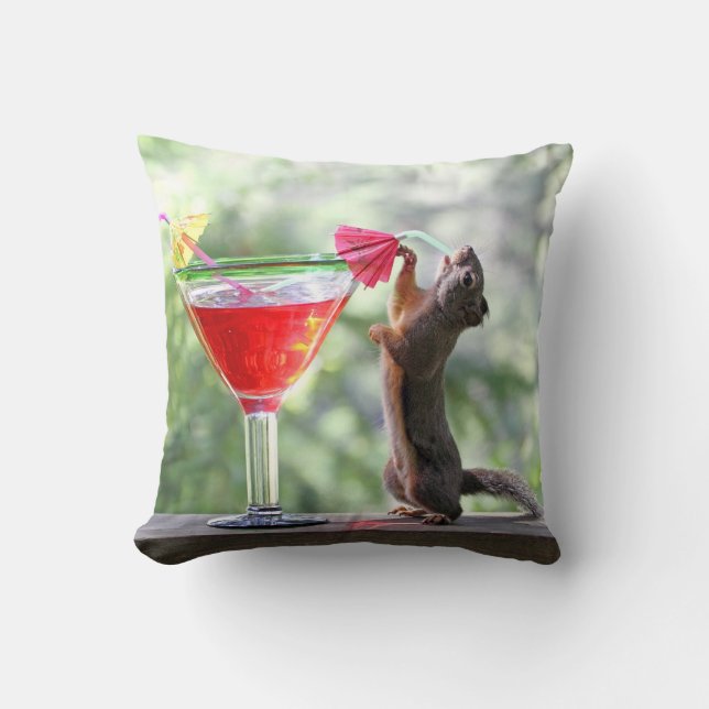 Coussin Écureuil buvant un cocktail à l'heure heureuse (Recto)
