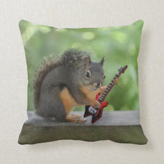 Coussin Écureuil jouant la guitare électrique