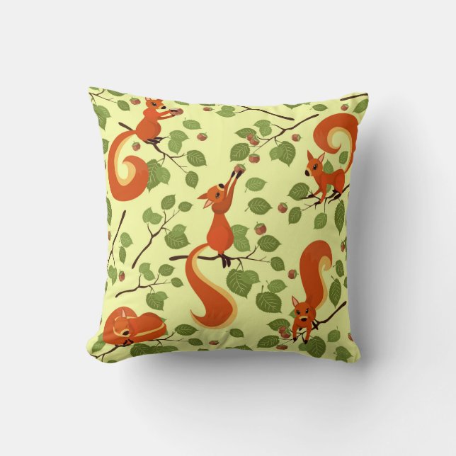 Coussin Écureuil rouge dans des branches noisettes. (Recto)