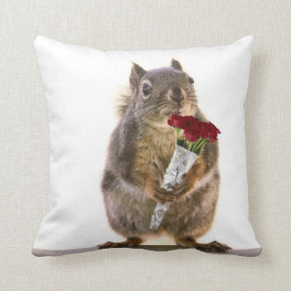 Coussin Écureuil tenant le bouquet de rose rouge